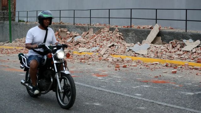 Un fuerte terremoto de 7,5 derriba edificios y lleva el pánico a Venezuela