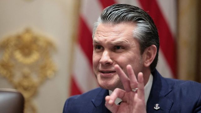 Makléř amerického ministra obrany chtěl před útokem na Írán investovat do zbrojařů