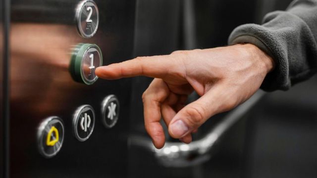 Proiect pentru instalarea de lifturi în blocurile cu 3 sau 4 etaje construite în timpul lui Ceaușescu