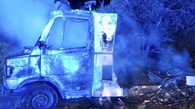 Encuentran el cadáver de una persona en el interior de una caravana ardiendo en Cádiz