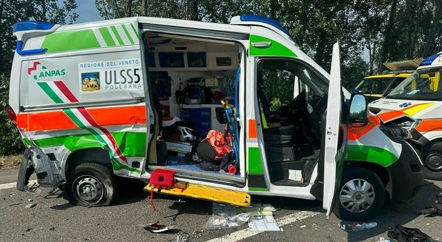 Rovigo, ambulanza travolta da auto durante soccorso: feriti gravi