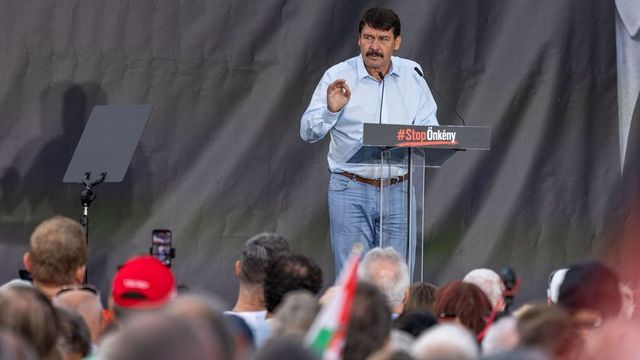 Bírósághoz fordul Áder János a Kék Bolygó Alapítvány miatt