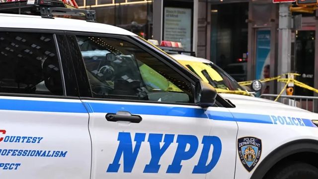 O femeie a înjunghiat două persoane în Times Square, la New York, înainte de a fi împușcată de poliție