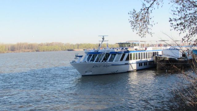 Швейцарски круизен кораб заседна край Видин, тече евакуация на пътниците
