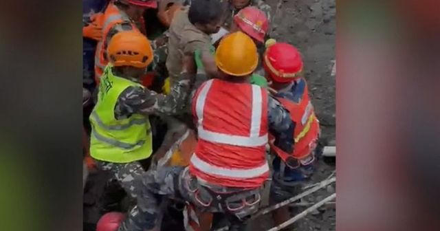 Doi muncitori, salvați după nouă zile petrecute sub pământ într-un tunel din Nepal