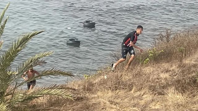 Desalojan una playa de Ceuta tras la entrada de una decena de niños migrantes