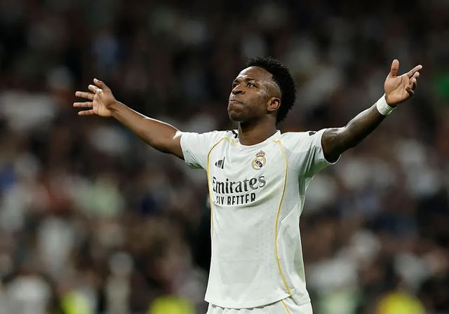 El Real Madrid se hace con un derbi espectacular para seguir vivo en la Liga