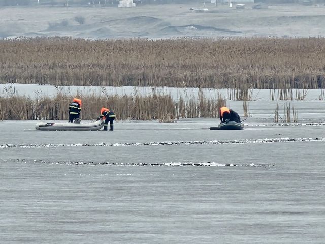 Trei bărbați care pescuiau la copcă pe un lac de pe Siret au căzut în apă, după ce gheața pe care se aflau s-a spart