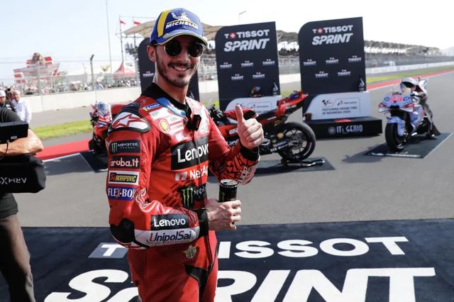 Bagnaia aprovecha un regalo de Martín que pierde la mitad de su ventaja