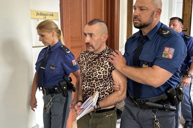 Policie převezla zadrženou německou extremistku Liebichovou do Německa