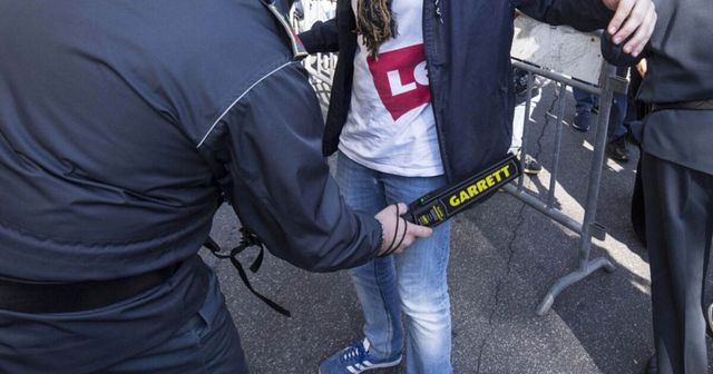 Giocano con un coltello a scuola, studente in questura