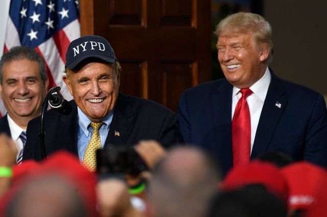 Usa, Trump grazia Rudy Giuliani e gli alleati che si opposero al risultato delle elezioni del 2020