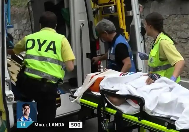 Mikel Landa, trasladado con collarín en ambulancia tras una fuerte caída