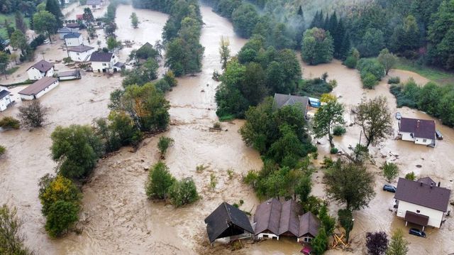 Nemzetközi mentőcsapatok segítenek a boszniai áradások károsultjainak