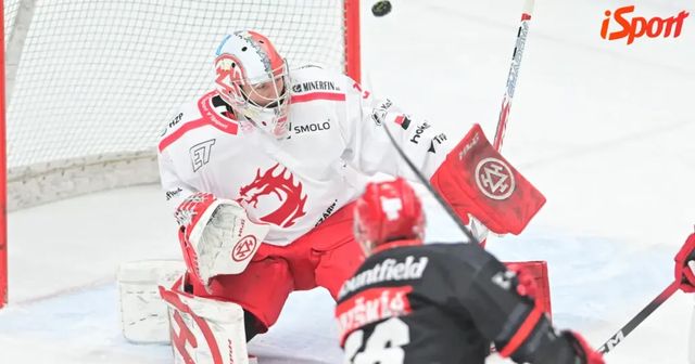 Mountfield HK - Třinec 2:4. Oceláři ovládli první bitvu a ujali se vedení v sérii