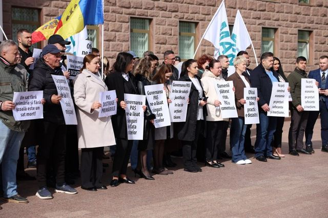 „Coridorul rușinii” în fața Parlamentului: Reprezentanții MAN protestează împotriva prețurilor la carburanți și a legii amalgamării