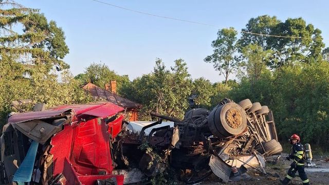 Camion cu făină, răsturnat într-o curte din Argeș