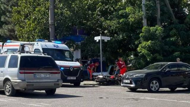 Un bărbat a fost transportat la spital, după ce două mașini s-au lovit violent pe o stradă din capitală