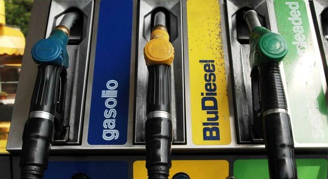 Effetto accise sui carburanti, il gasolio supera la benzina