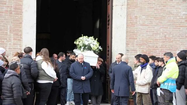 17enne ucciso, due giovani si picchiano al funerale