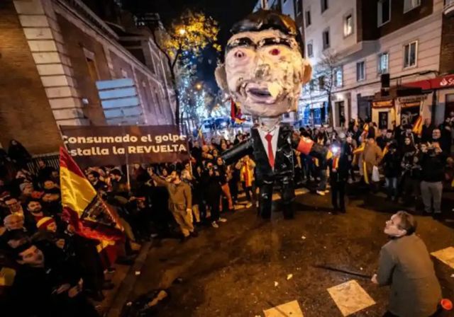 El PSOE denuncia ante la Fiscalía el aporreo a una piñata de Sánchez en Ferraz en Nochevieja