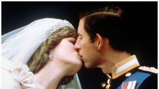 El primer beso, y de cuento, de Carlos y Diana