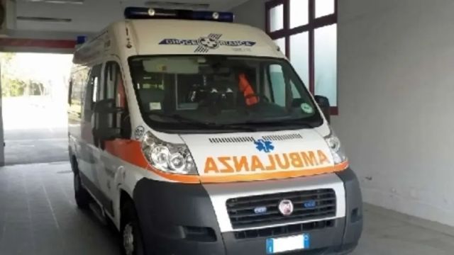 Tir travolge due operai sull'autostrada, un morto e un ferito grave