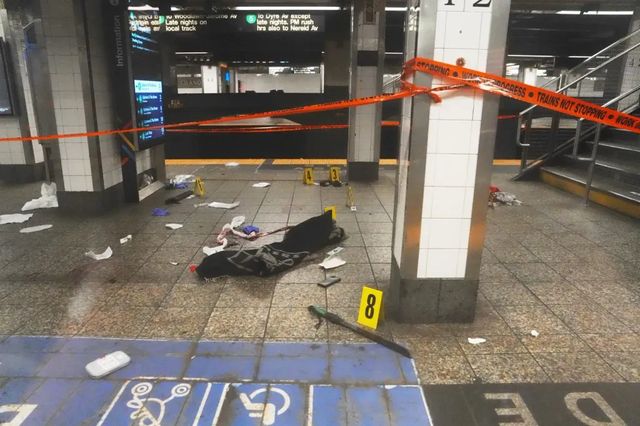 Atac cu maceta la metroul din New York. Un bărbat a rănit trei oameni, apoi a fost împușcat de polițiști