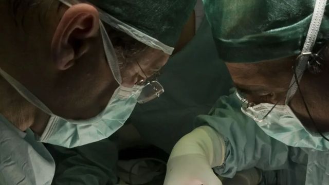 Extirpan un «gemelo parásito» de un adolescente de 17 años