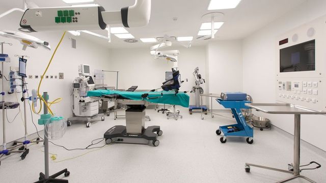 Detenido un cirujano por la presunta violación de una paciente sedada en un quirófano de Murcia