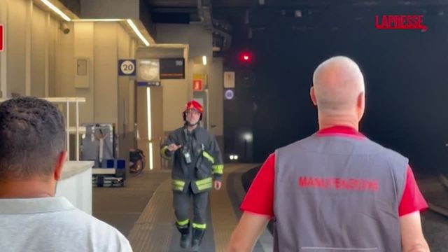 Milano, fiamme sui binari alla Stazione Garibaldi