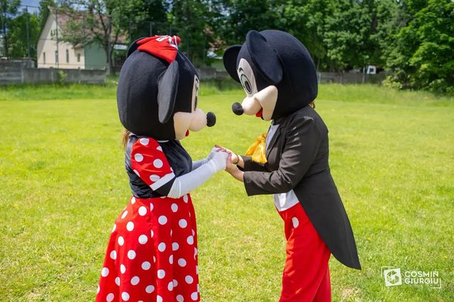 Doi români costumați în Mickey și Minnie Mouse, prinși jefuind turiștii
