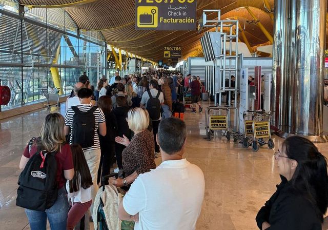 Retrasos de más de una hora en los controles de Barajas por una huelga del personal de seguridad