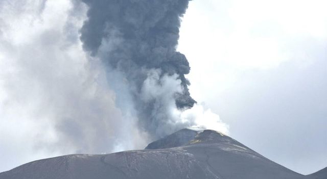 Etna, nuova eruzione con fontana di lava dalla Voragine: nube vulcanica verso Sud-Est, voli dirottati