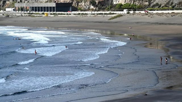 Muere una niña de 11 años en una playa de Las Palmas y rescatan a otro menor en el mar