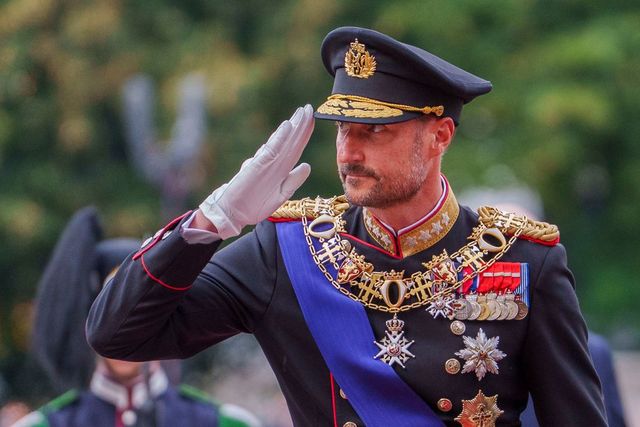 Regele Haakon al VIII-lea a depus jurământul în fața parlamentului norvegian, fără soția sa