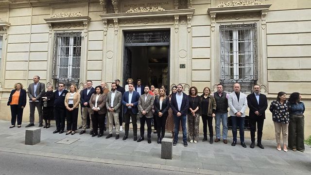 Emotivo minuto de silencio en el Ayuntamiento por las víctimas del temporal