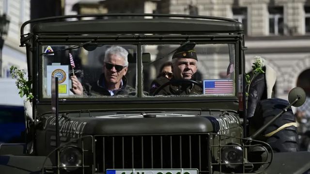 Konvoj historických armádních vozů připomněl v Praze konec druhé světové války