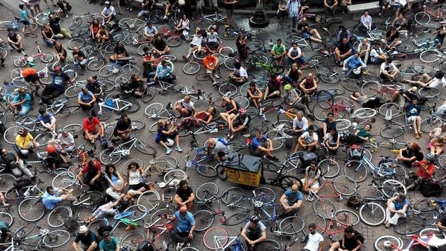 Milano, il flahsmob di pedoni e ciclisti contro i morti in strada