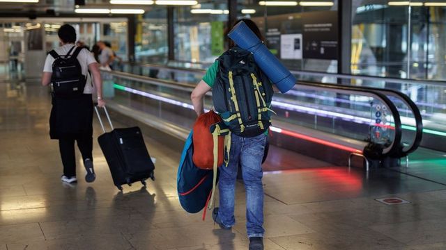 Los consumidores europeos denuncian a siete aerolíneas por cobrar equipaje de mano