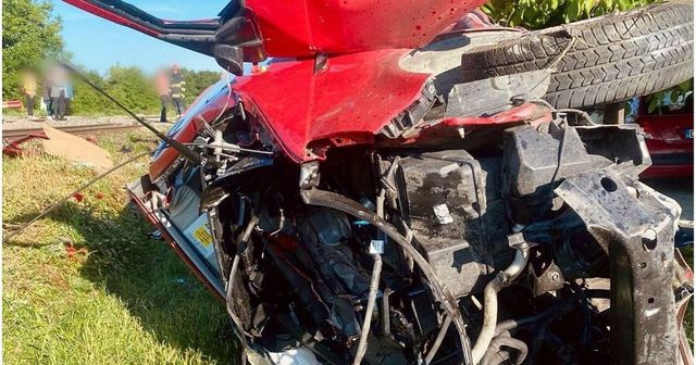 Accident în Dâmbovița. Locomotiva trenului care a lovit o autoutilitară este avariată