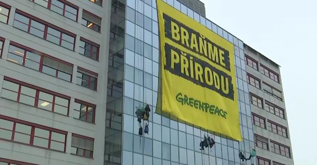 Greenpeace vyvěsili transparent na budovu ministerstva životního prostředí