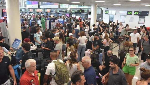 Etna in eruzione, oggi ancora disagi all'aeroporto di Catania: voli in arrivo sospesi fino alle 19