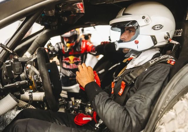 Carlos Sainz hijo asombrado con el coche de su padre para el Rally Dakar: Es la leche