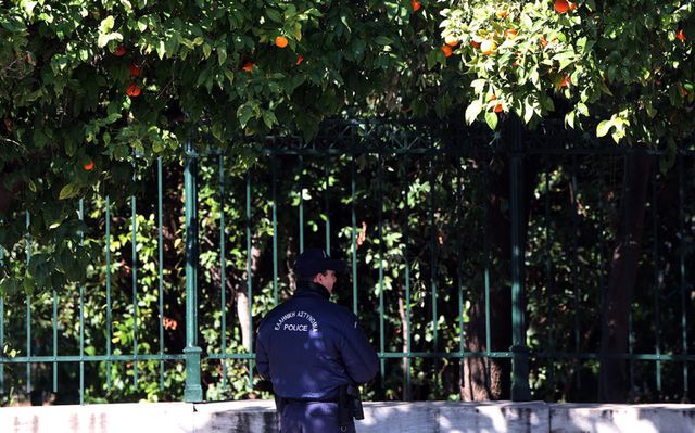 Трима души са загинали при стрелба в офис на фирма за морски превози в Гърция - Труд