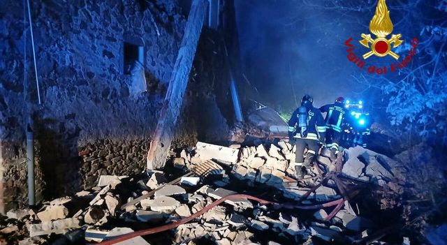 Arezzo, crolla casa dopo esplosione: si cercano feriti tra le macerie