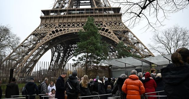 Tűz volt az Eiffel-toronyban, evakuálták az embereket