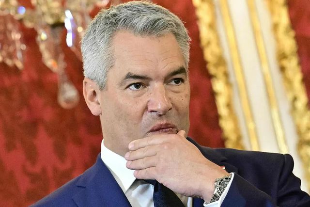 El jefe del Gobierno de Austria, el conservador Karl Nehammer, anuncia su dimisión