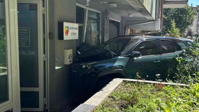 Кола се вряза в дентална клиника в София