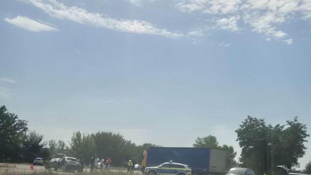 Катастрофа затруднява движението по пътя София - Варна край Кесарево